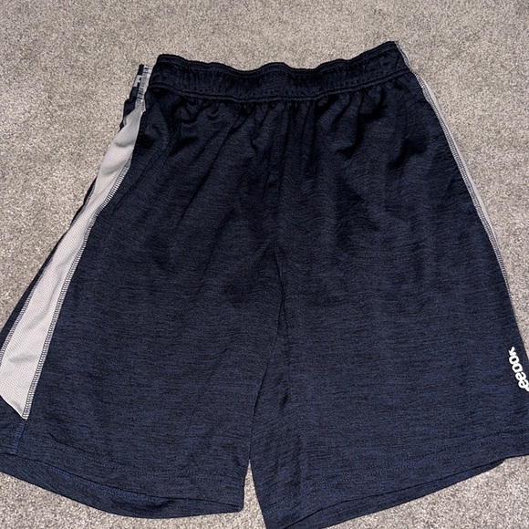 Men’s Reebok Size Medium Athletic Shorts Navy w/ Gray Stripe (w/ front pockets) - Picture 1 of 5